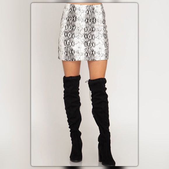 Black and White Snakeskin Mini Skirt - Picture 3 of 6